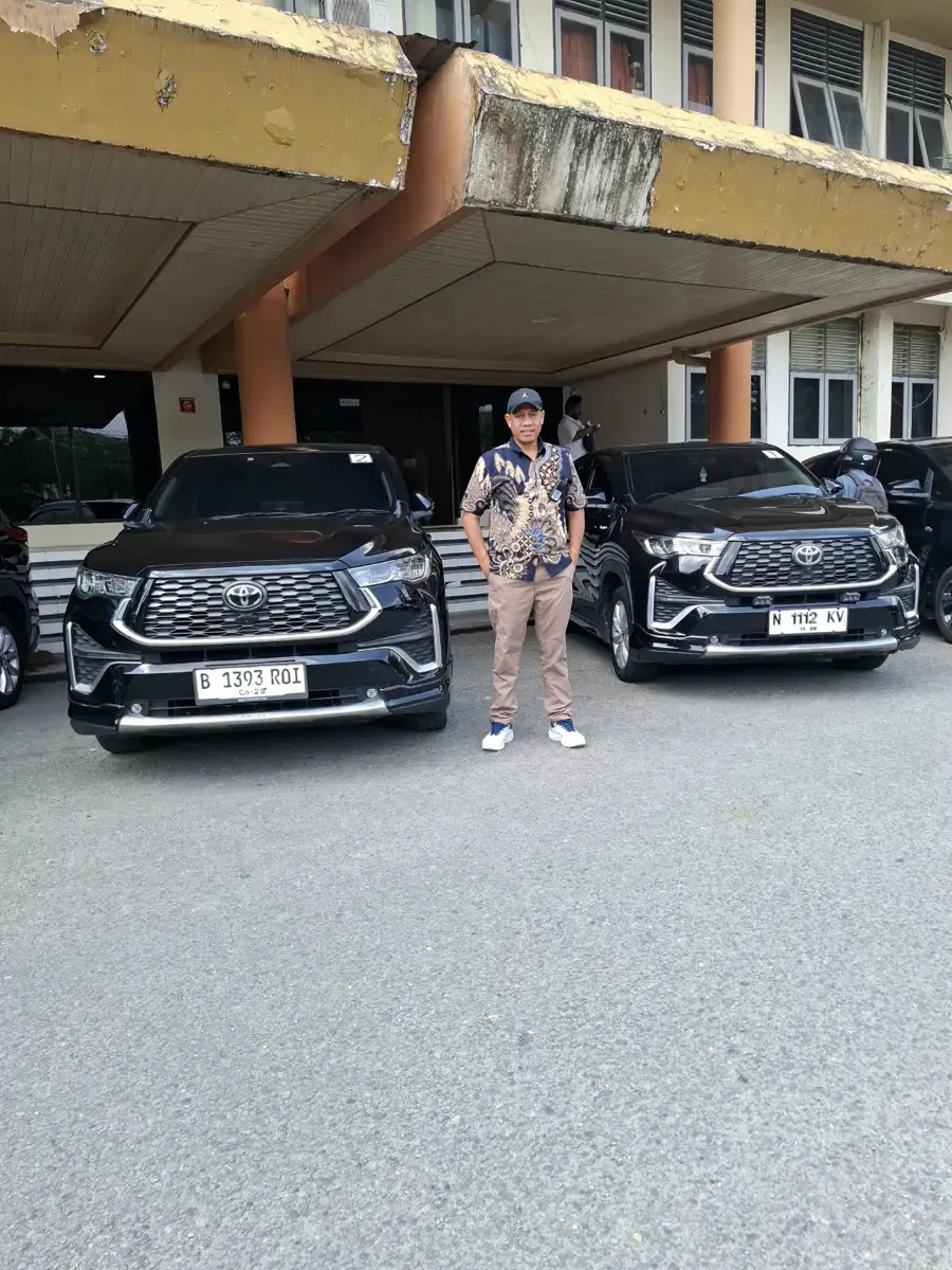 Dua mobil Shafira Trans terparkir di Ambon