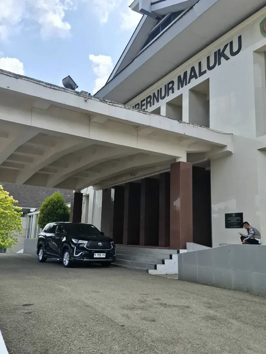 Mobil hitam terparkir di depan Kantor Gubernur Maluku