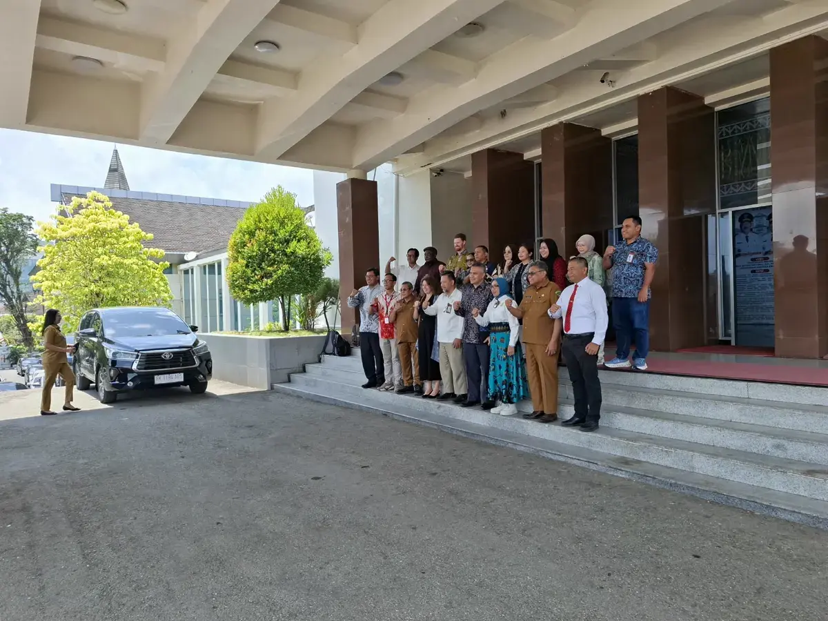 Sejumlah peserta berfoto bersama di depan gedung kegiatan di Ambon