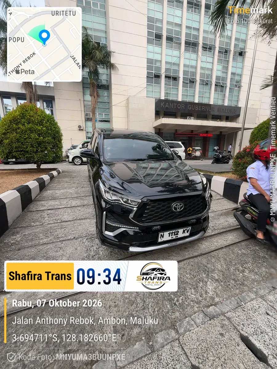 Toyota Innova Zenix hitam Shafira Trans di depan Kantor Gubernur Maluku