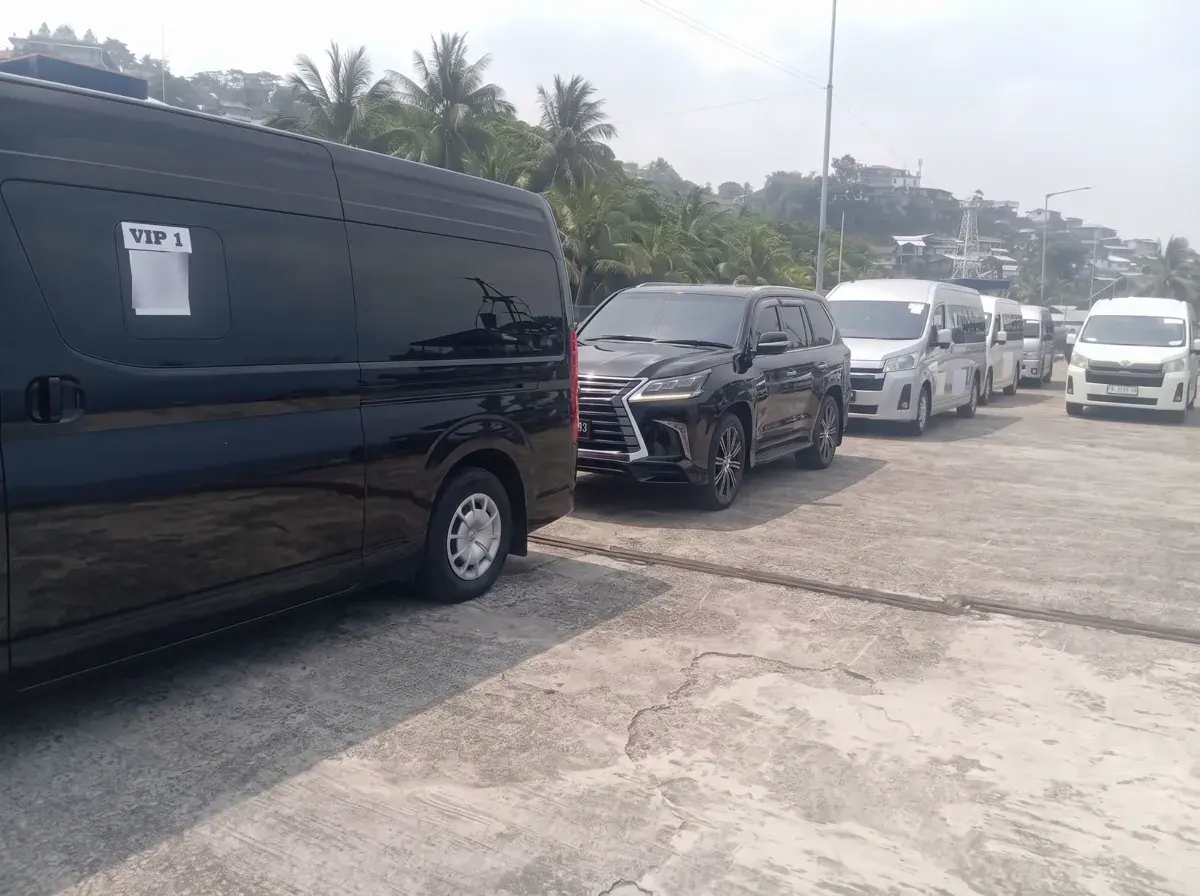 Barisan kendaraan rombongan Komisi IV DPR RI, Toyota Hiace hitam bertanda VIP 1 di depan